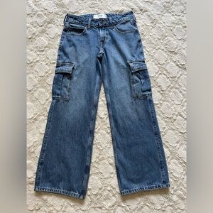 Hollister Wide Leg Cargo Jeans, size 00/25 Short.